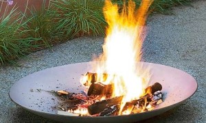Feuerschale mit brennenden Holzscheitern