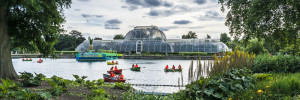 viktorianisches Glashaus in den Kew Gardens in London.