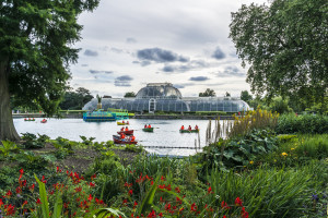 viktorianisches Glashaus in den Kew Gardens in London.